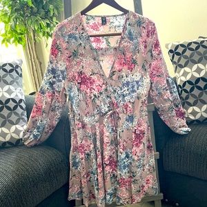 Aaaaaadorable long sleeve floral dress.